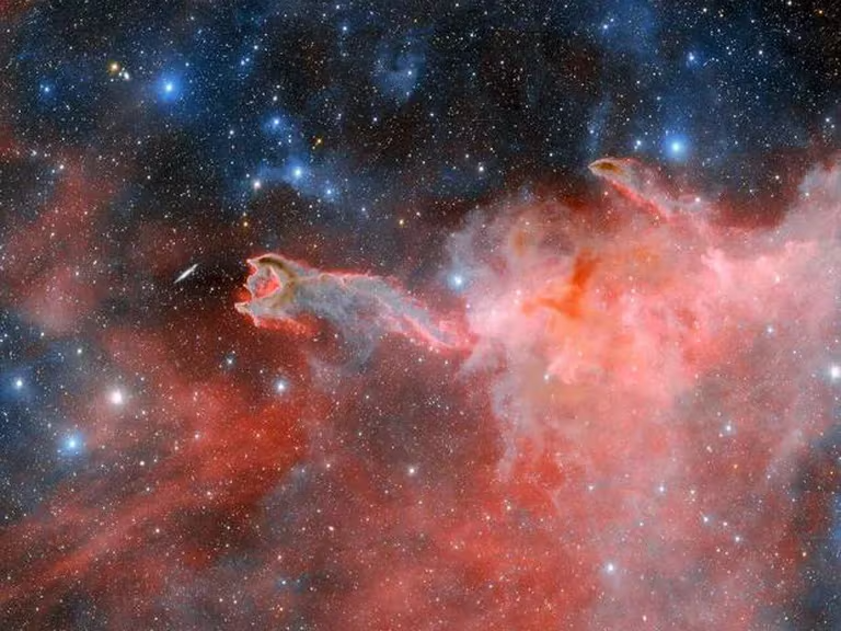 Astrónomos captaron imagen de “La Mano de Dios” emergiendo de una nebulosa