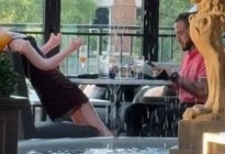 Mesera expuso a un cliente cenando con una muñeca inflable en Carolina del Norte y la castigaron así (VIDEO)