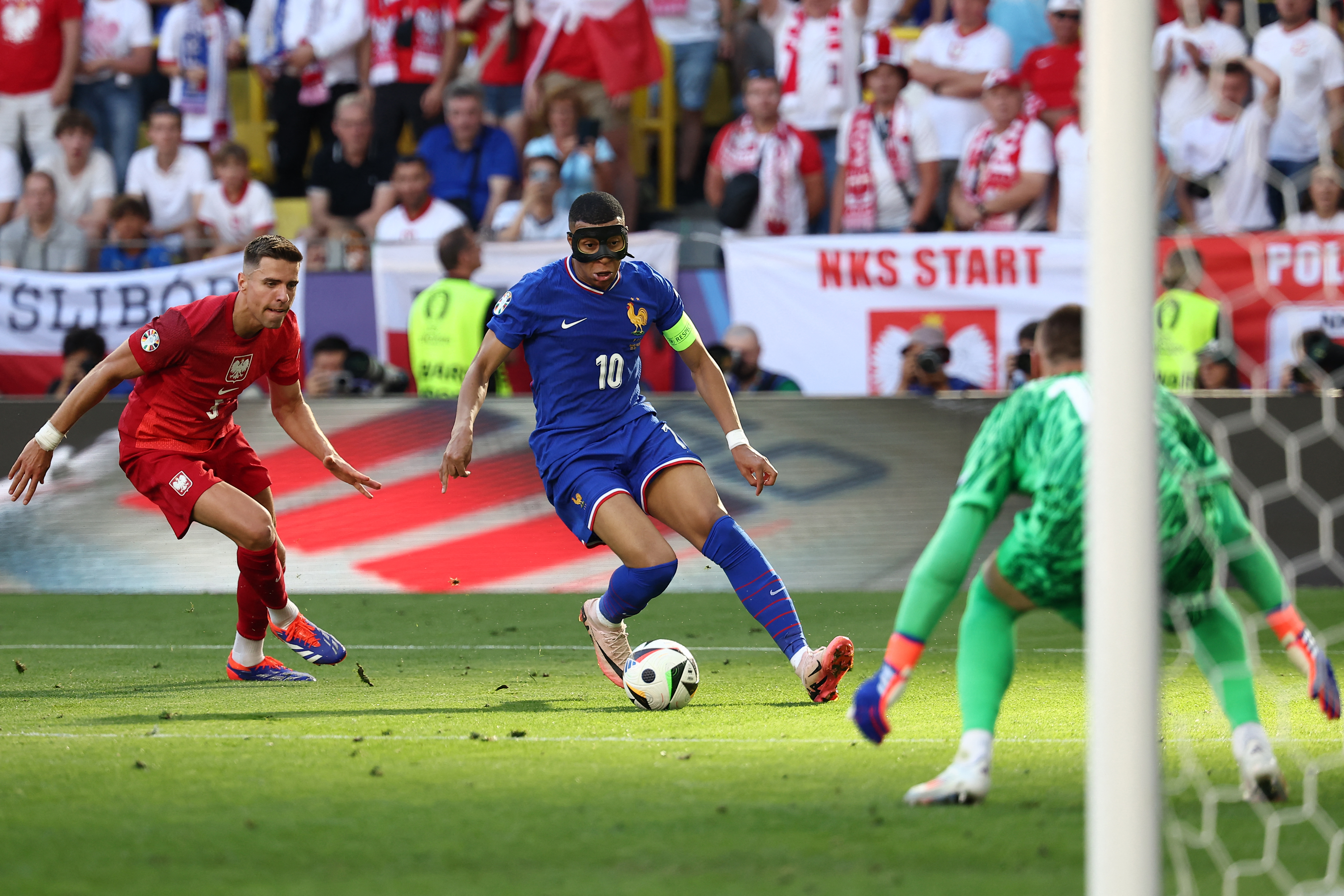 Francia no pasa del empate y clasifica segunda de grupo