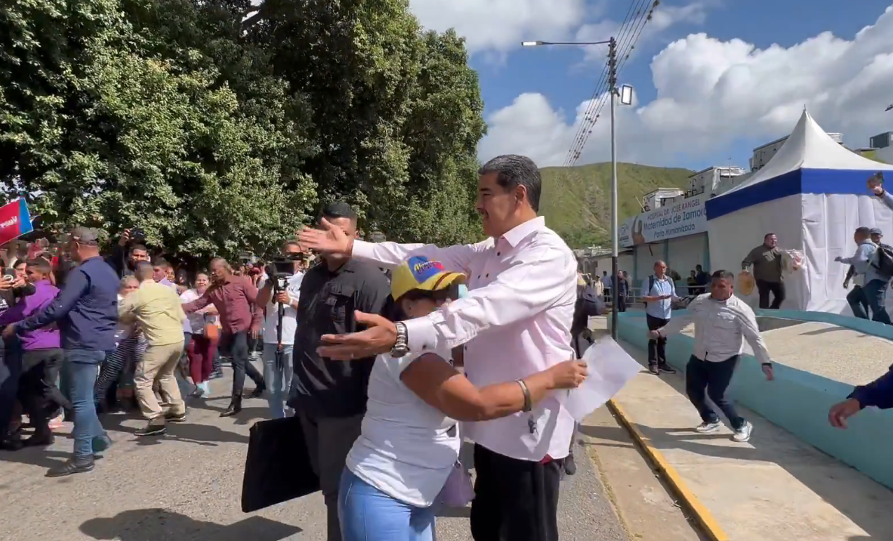 “¡Con calma!” gritaron los escoltas mientras Maduro improvisaba otro fallido “baño de masas” (video)