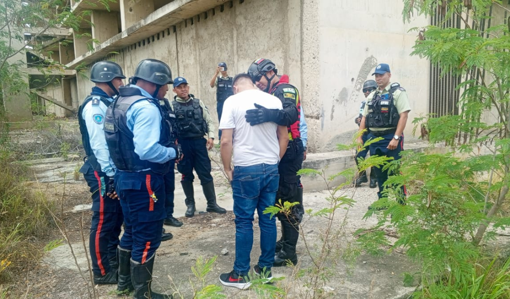 Policías evitaron que un hombre se lanzará de un piso nueve en Lara este #23Jun (FOTOS)