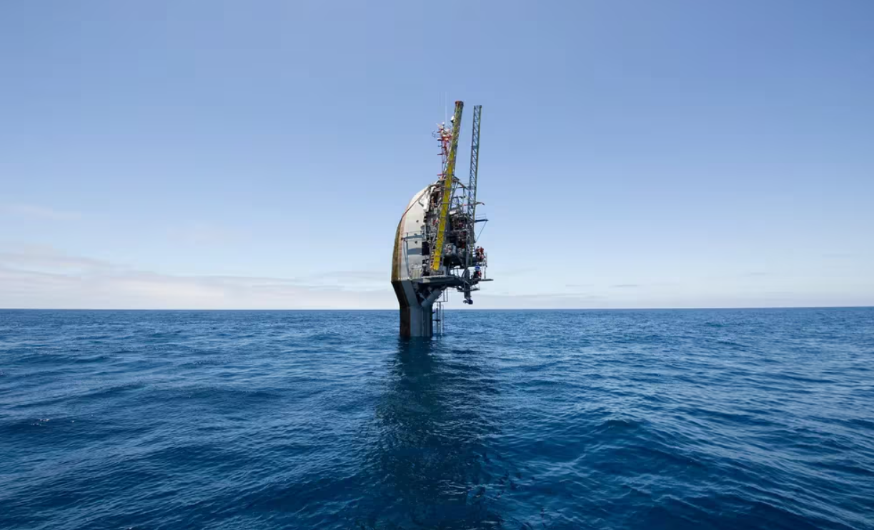 Cómo es el barco gigante que flota de forma vertical