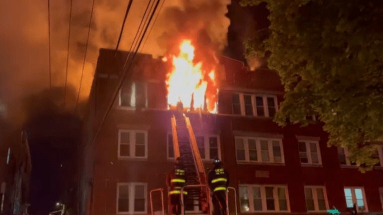 Joven venezolano perdió la vida tras devastador incendio en apartamento de Chicago