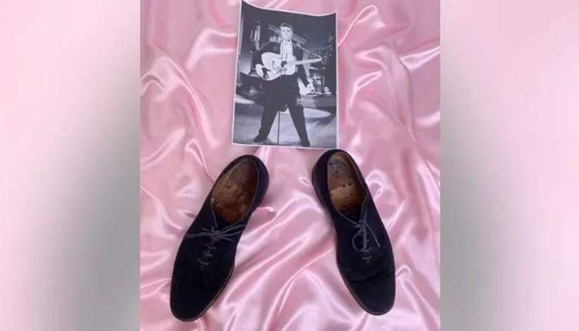 Los icónicos zapatos de gamuza azul de Elvis Presley serán subastados