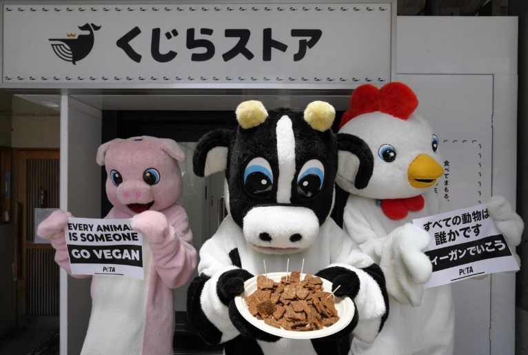 Activistas protestan contra el consumo de carne de ballena en Japón