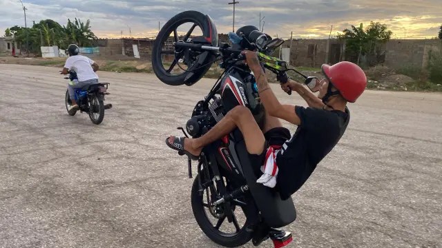 Motorcycle street freestyling, an improvised decision by Venezuela’s regime that could trigger more road accidents