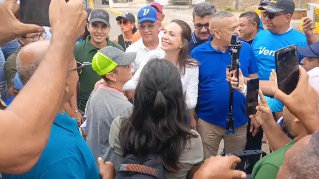 Youths ask for a Venezuela without repression or censorship during María Corina Machado’s visit to Margarita Island