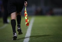 ¡De terror! Un árbitro de fútbol fue apuñalado en pleno partido en España (VIDEO)