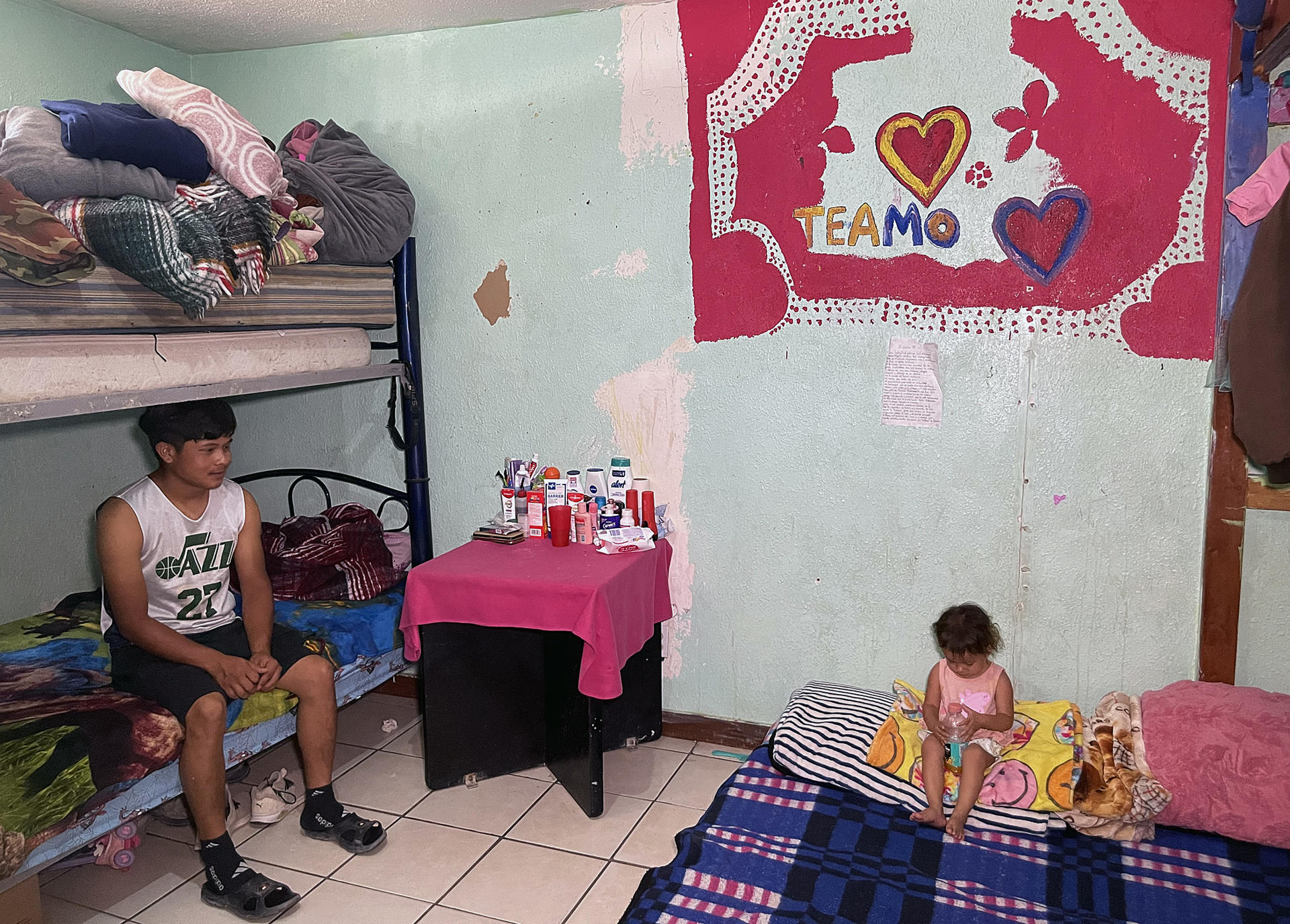 Albergue mexicano construye “casitas” para migrantes que esperan en la frontera con EEUU