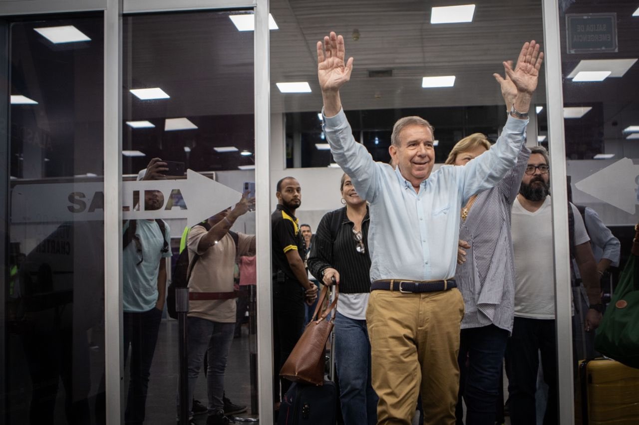 El multitudinario recibimiento de Edmundo González en el aeropuerto Manuel Carlos Piar de Puerto Ordaz (VIDEO)