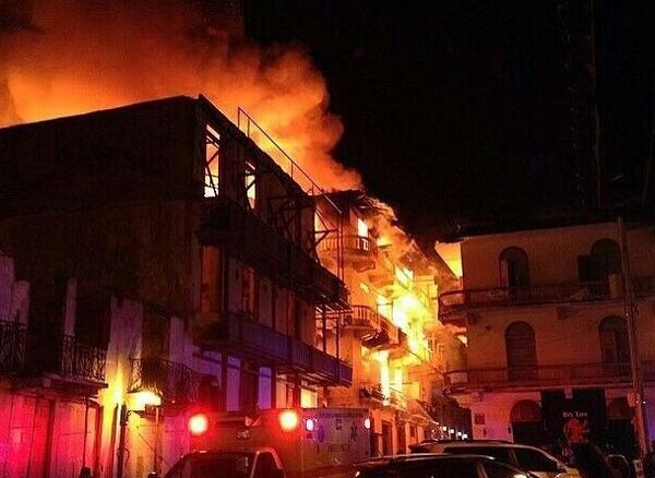 Al menos tres personas murieron en el incendio de una vieja edificación en la capital de Panamá