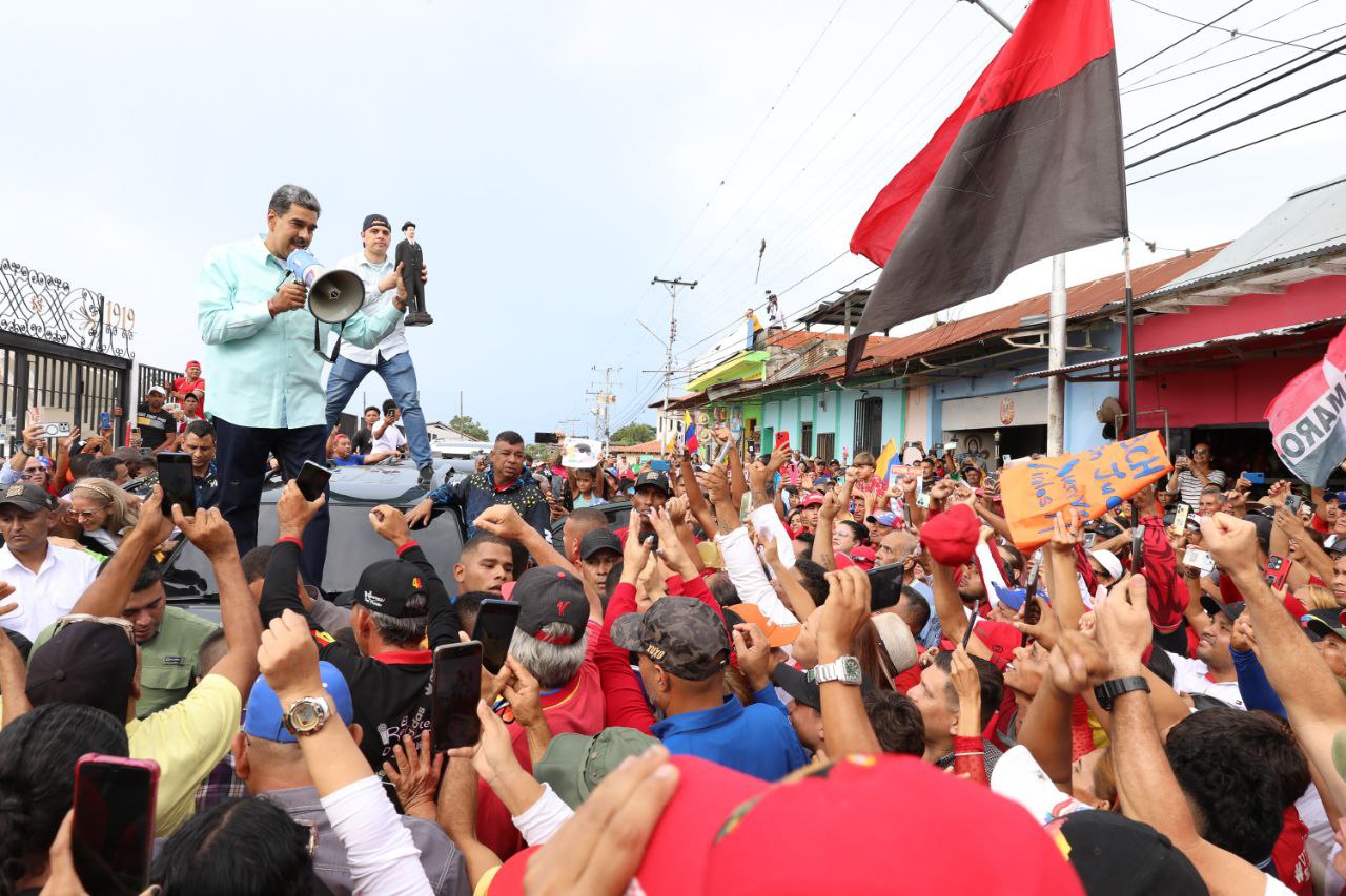 VIDEO: ni evocando a “El médico de los pobres” Maduro logra llenar media cuadra en Isnotú