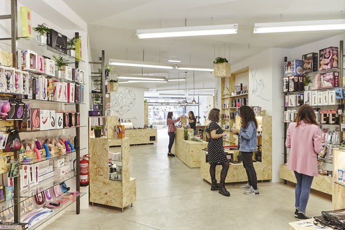 El bochornoso momento de un joven que confundió una sex shop con una librería