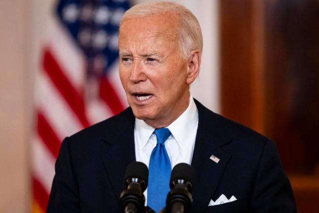 Washington (Estados Unidos), 07/01/2024.- El presidente estadounidense Joe Biden pronuncia comentarios sobre el fallo de inmunidad presidencial de la Corte Suprema de Estados Unidos para el caso Trump vs. Estados Unidos en la Casa Blanca en Washington, DC, Estados Unidos, 01 de julio de 2024. El Tribunal emitió su fallo que establece que un presidente en ejercicio tiene inmunidad de responsabilidad penal por acciones realizadas mientras esté en el cargo que se consideren actos oficiales. (Estados Unidos) EFE/EPA/SAMUEL CORUM / PISCINA