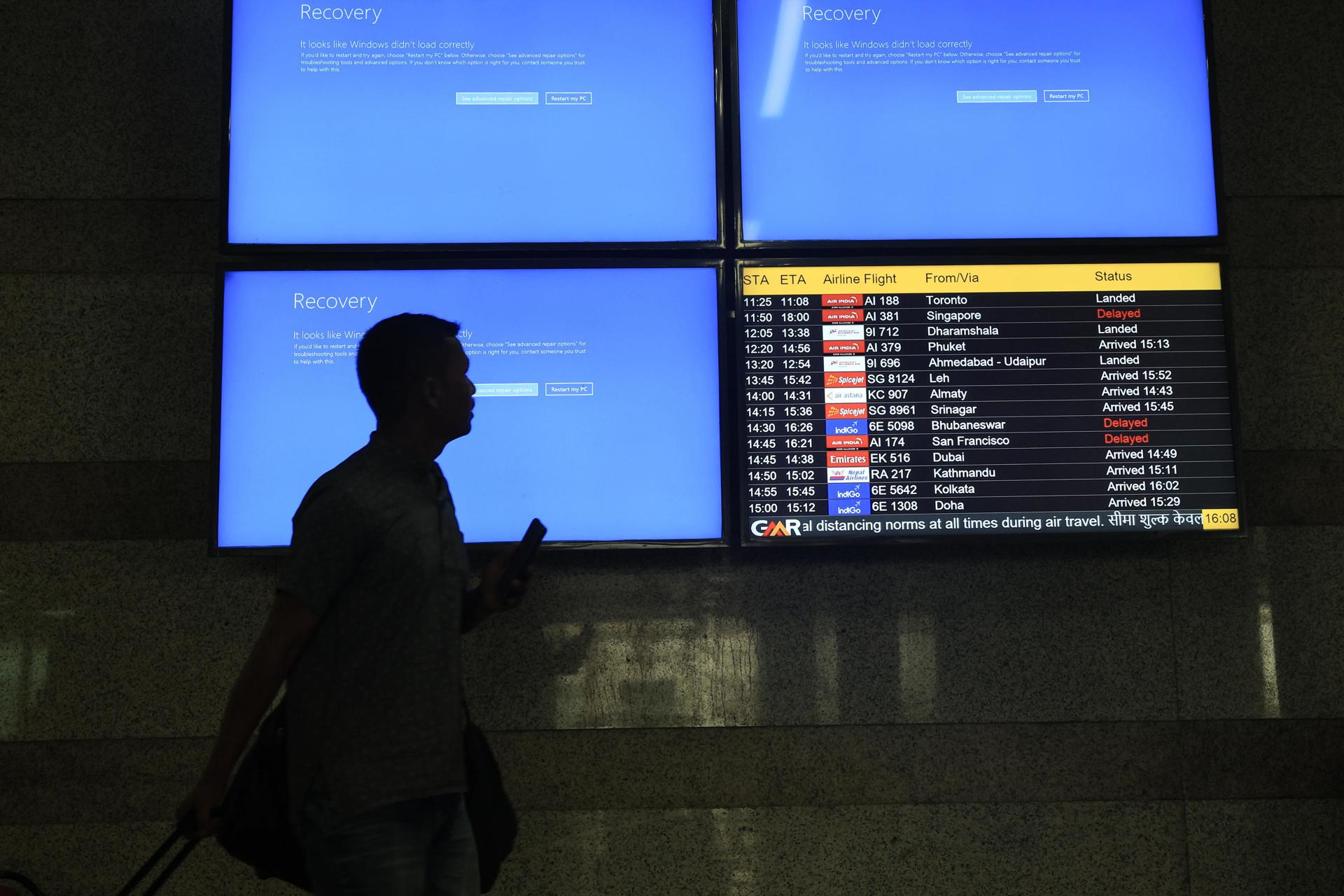 El día de las “pantallas azules”: miles de pasajeros demorados en los aeropuertos tras el fallo de Microsoft 