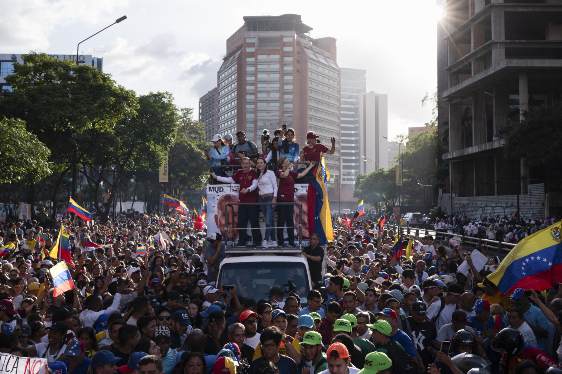 El Mundo: El tándem María Corina-Edmundo, “dos viejos decrépitos” según Maduro, conquista la cuna de la revolución