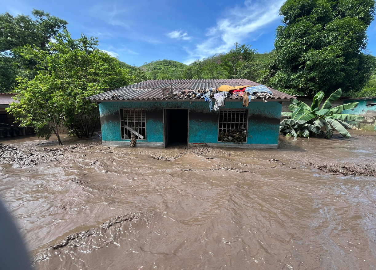 “De broma me quitó al niño de las manos”, relató damnificada en Cumanacoa sobre la fuerza del río (video)