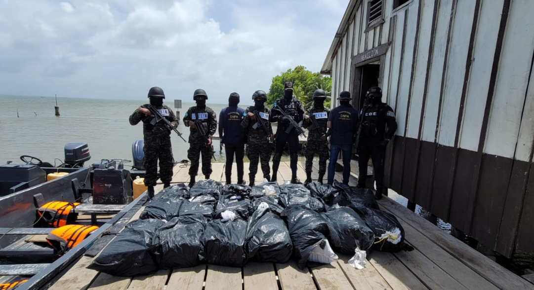 Atraparon a tres colombianos con 500 kilos de cocaína en aguas del Caribe