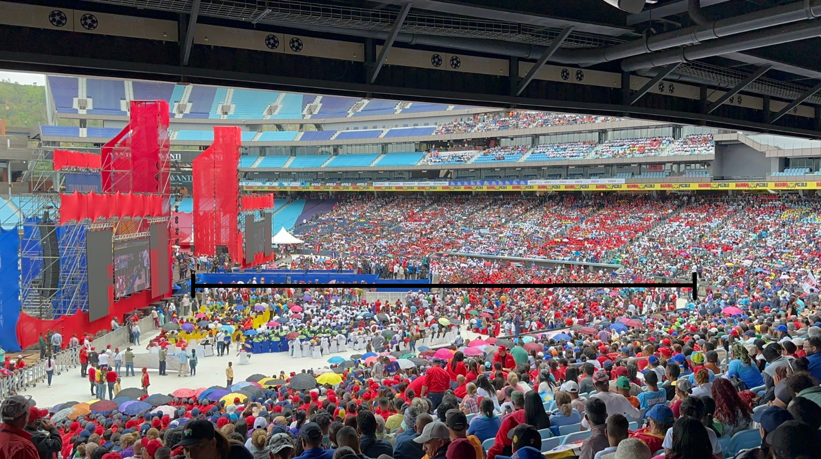 La FOTO: Maduro pegó su tarima a la tribuna del Estadio Monumental para que se viera algo de “pueblo”