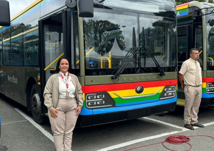 Maduro les echó una mano de pintura a los Metrobuses y anunció que los entregará como “nuevos”