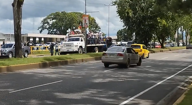 Given the forced stoppage of public transportation, Venezuelans travel in trucks in Maturín to see María Corina Machado