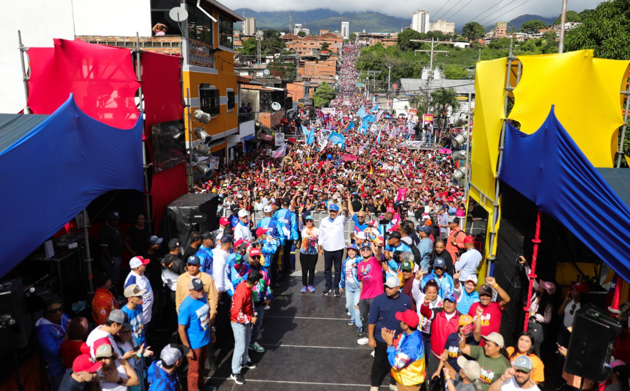 Maduro enalteció al “gran” Pérez Jimenez mientras intimidaba a una televisora regional en Táchira