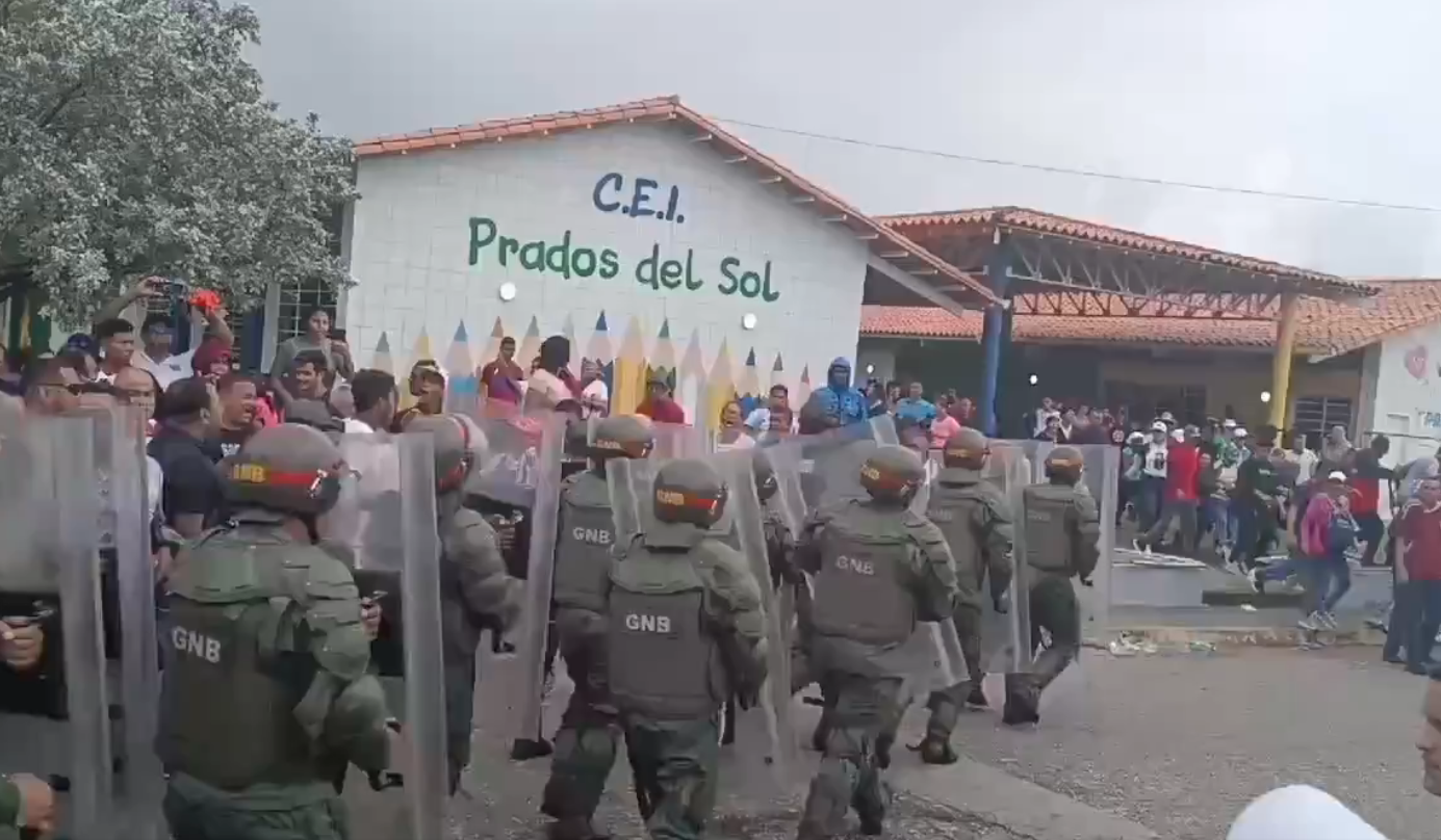 Impactante VIDEO: votantes defendieron sus derechos en centro electoral de Araure cercado por la GNB