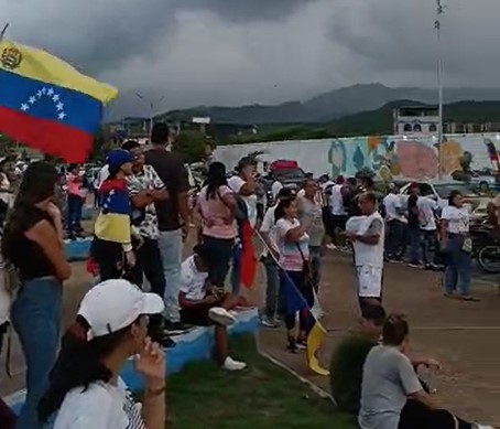 Ciudadanos protestan en Cumaná y Carúpano en rechazo a los resultados del CNE