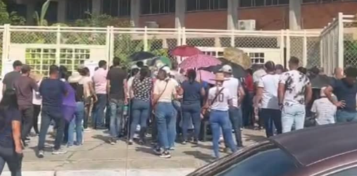 En la urbanización El Trigal de Cabudare llevan ocho horas en la cola sin poder votar y exigen se haga el proceso manual