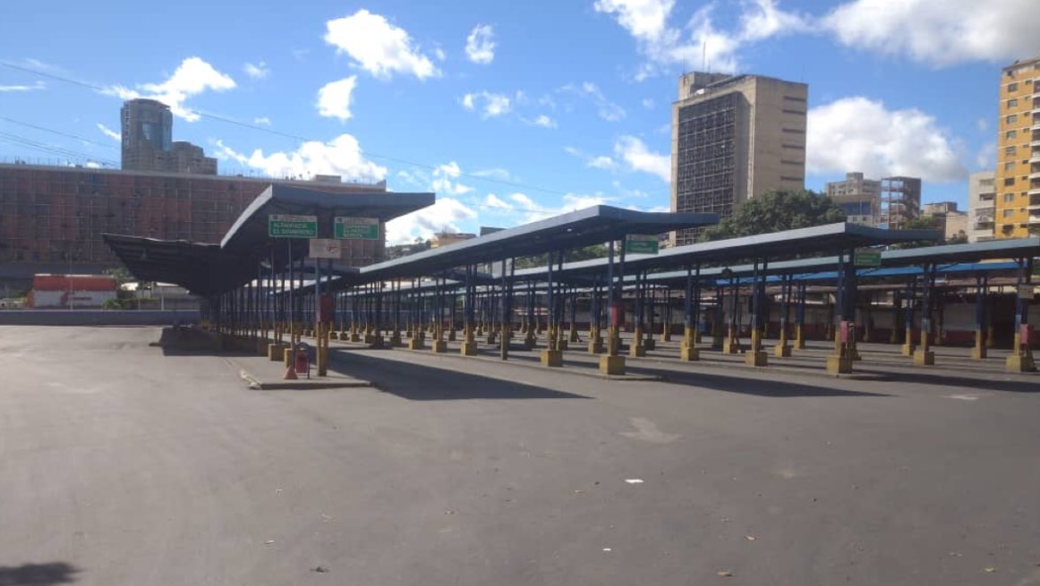 Desolado y sin unidades de transporte: Así se encuentra el terminal de Nuevo Circo en Caracas este #30Jul