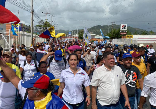 Les quitaron los autobuses y el buggy pero siguieron a pie para apoyar a Edmundo González