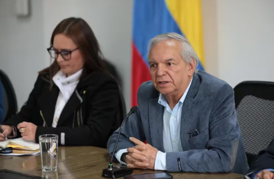 Revelan chats de presunta participación de ministro colombiano en escándalo de corrupcion