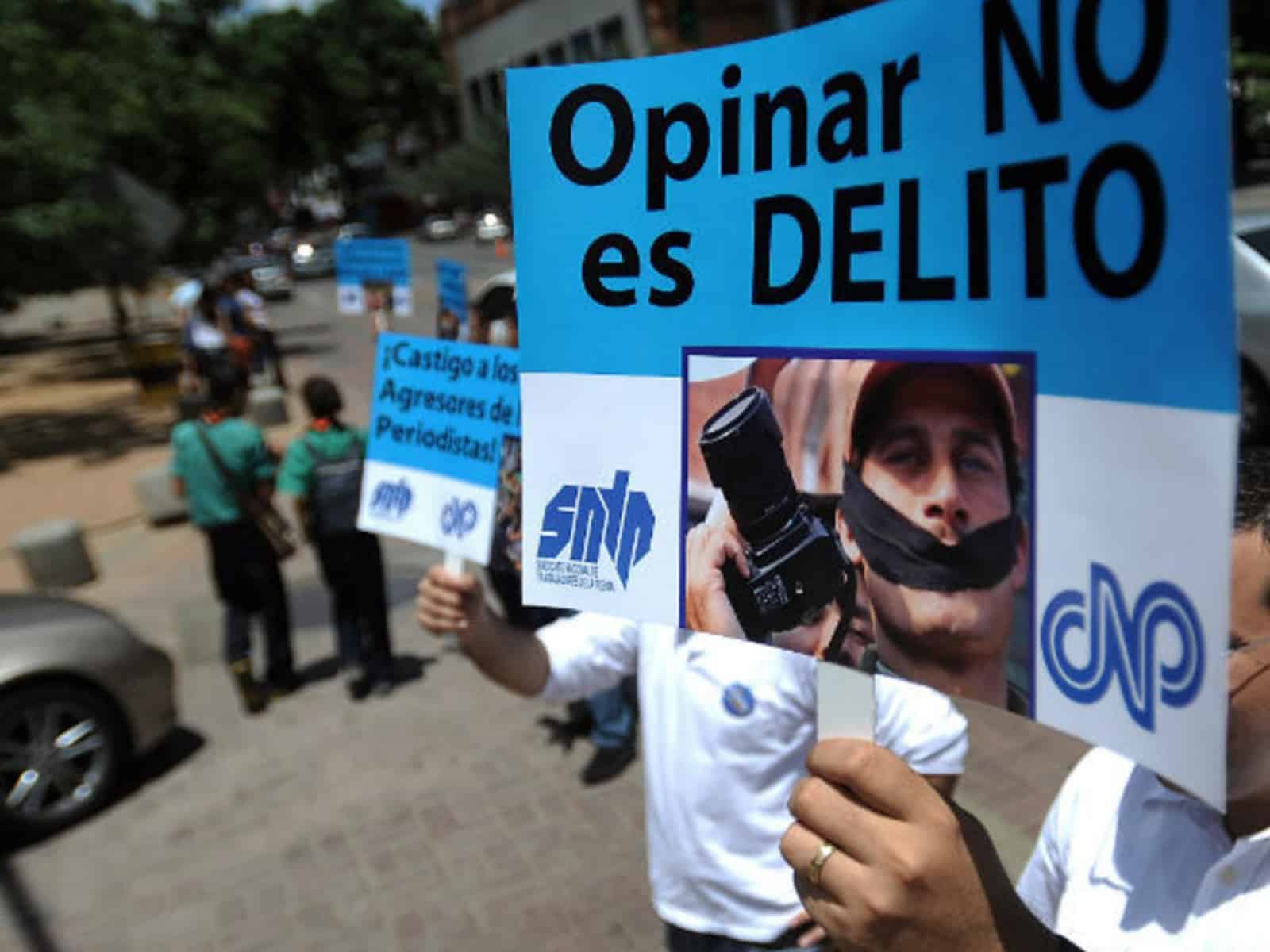 “Hay un toque de queda”: el riesgo de ejercer el periodismo durante la crisis electoral de Venezuela