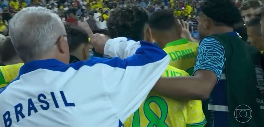 Imagen recorre el mundo: la actitud de los jugadores brasileños con su entrenador antes de los penales contra Uruguay