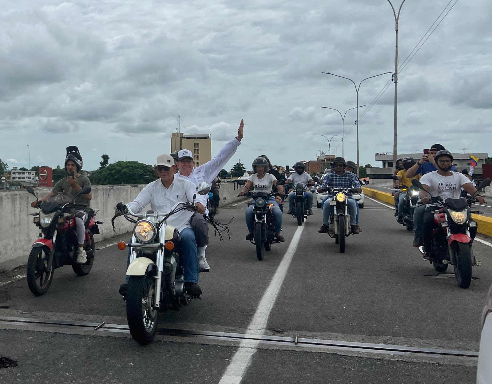 Edmundo González arrived on a motorcycle and led the “Freedom Caravan” in Barinas.