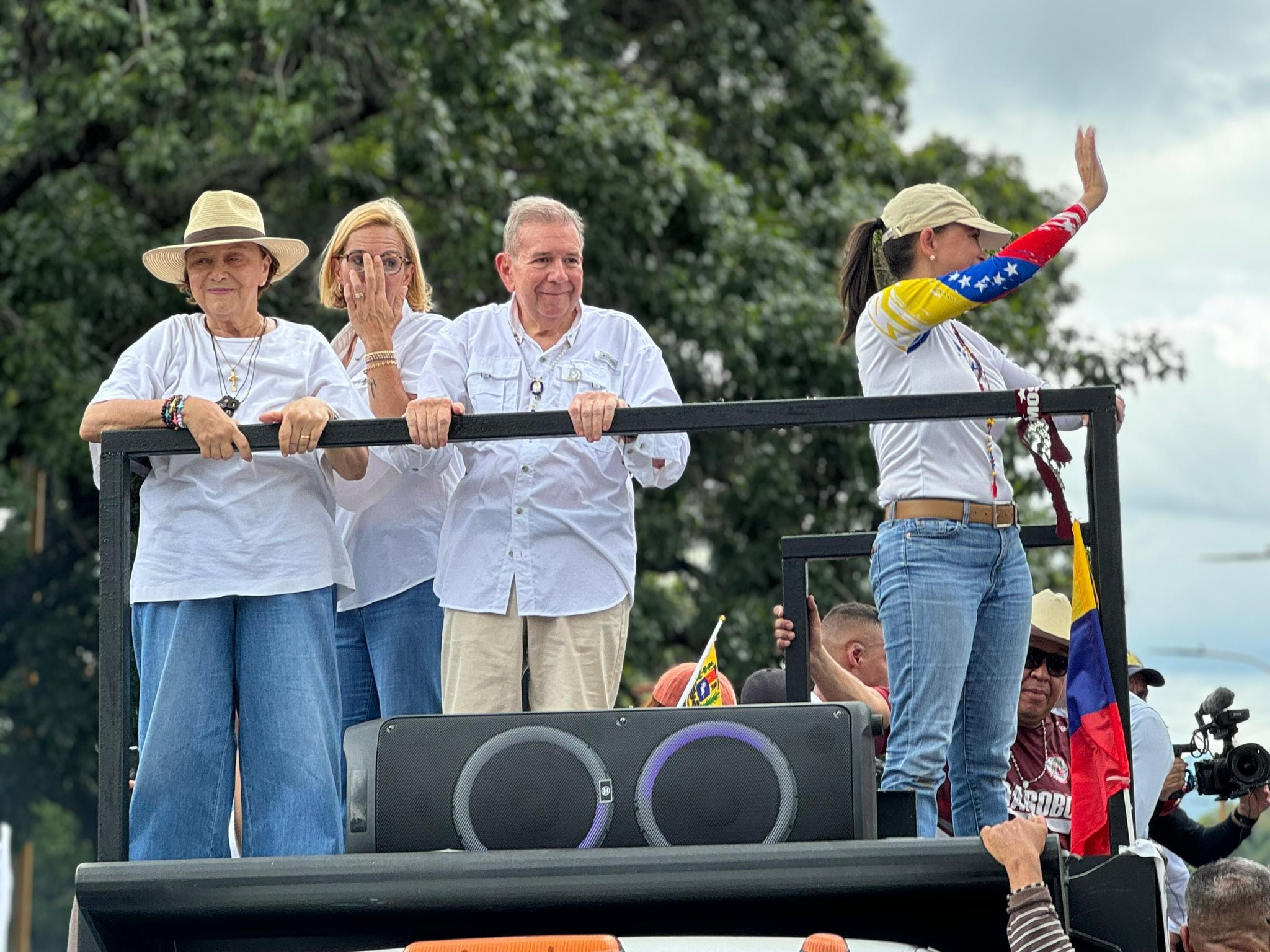 EN VIDEO: Multitud de carabobeños acompañan caravana de Edmundo González y María Corina Machado