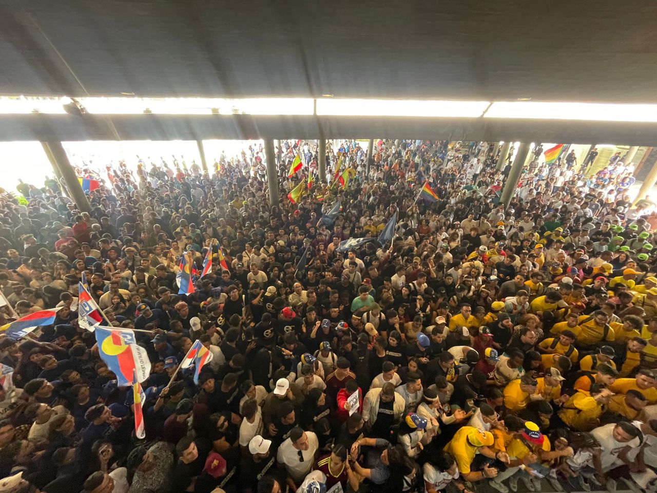 EN IMÁGENES: Jóvenes llenaron la plaza del Rectorado de la UCV para recibir a Edmundo González y María Corina Machado