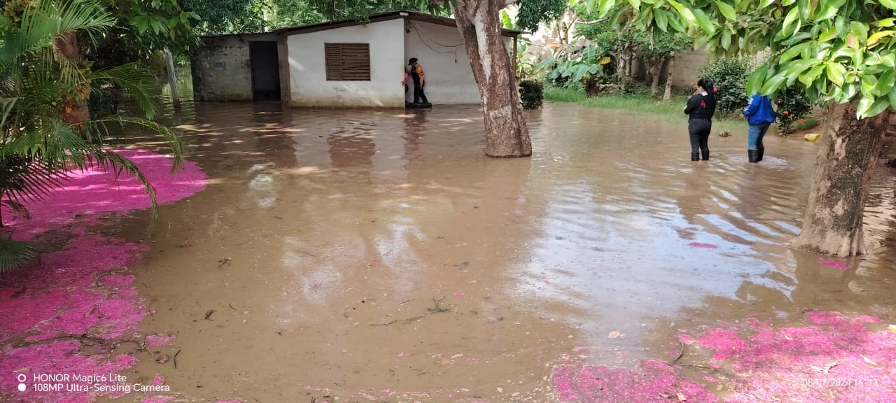 Afectados por la crecida del río Amana en Maturín están a la deriva y el chavismo no brinda ayuda