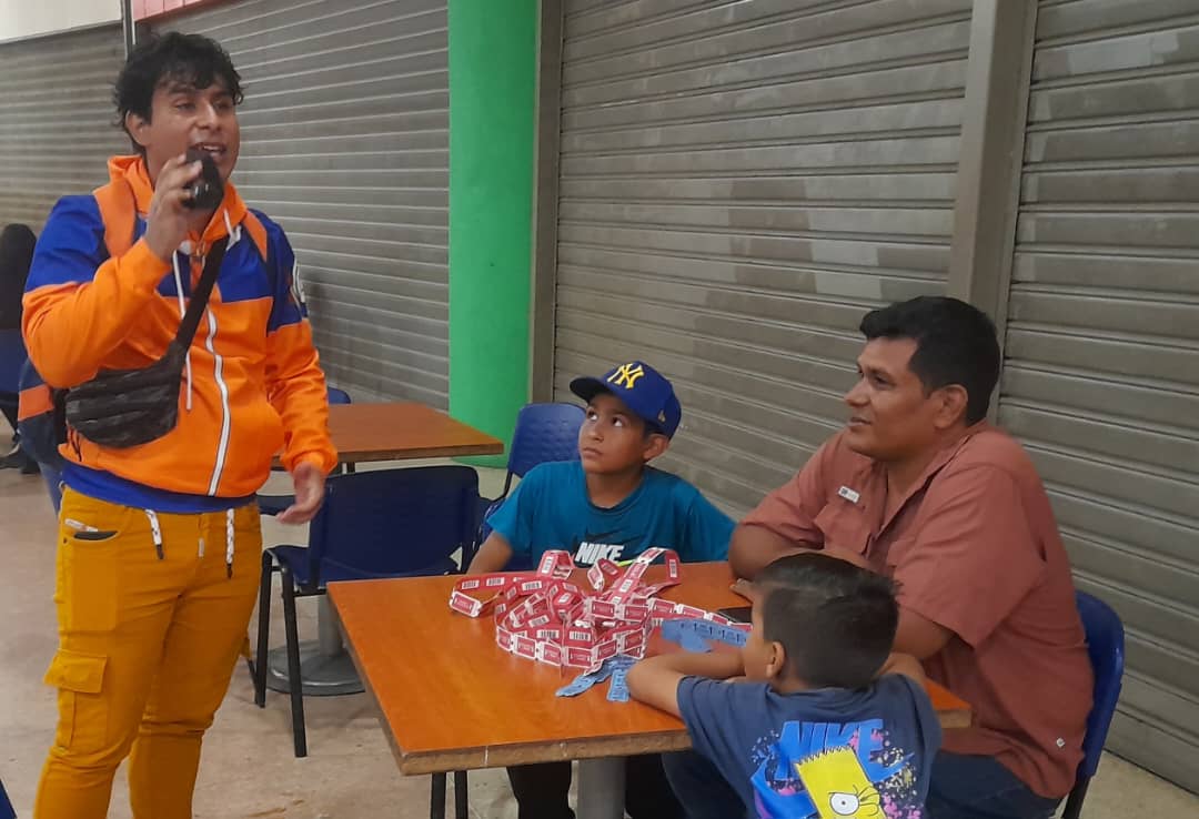 Humberto García, víctima de los saqueos en 2017, canta en las calles de Barinas para pagar sus estudios