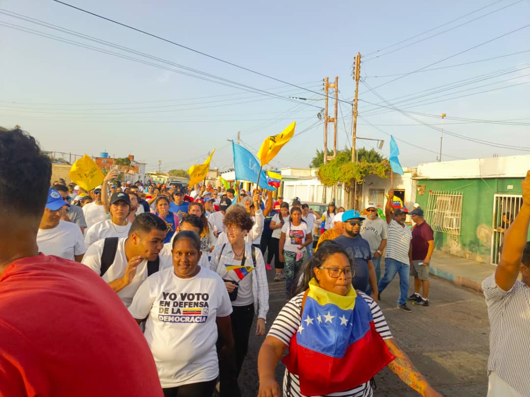 Jóvenes recorrieron las calles de Punta Cardón en Falcón para cerrar la campaña por Edmundo González