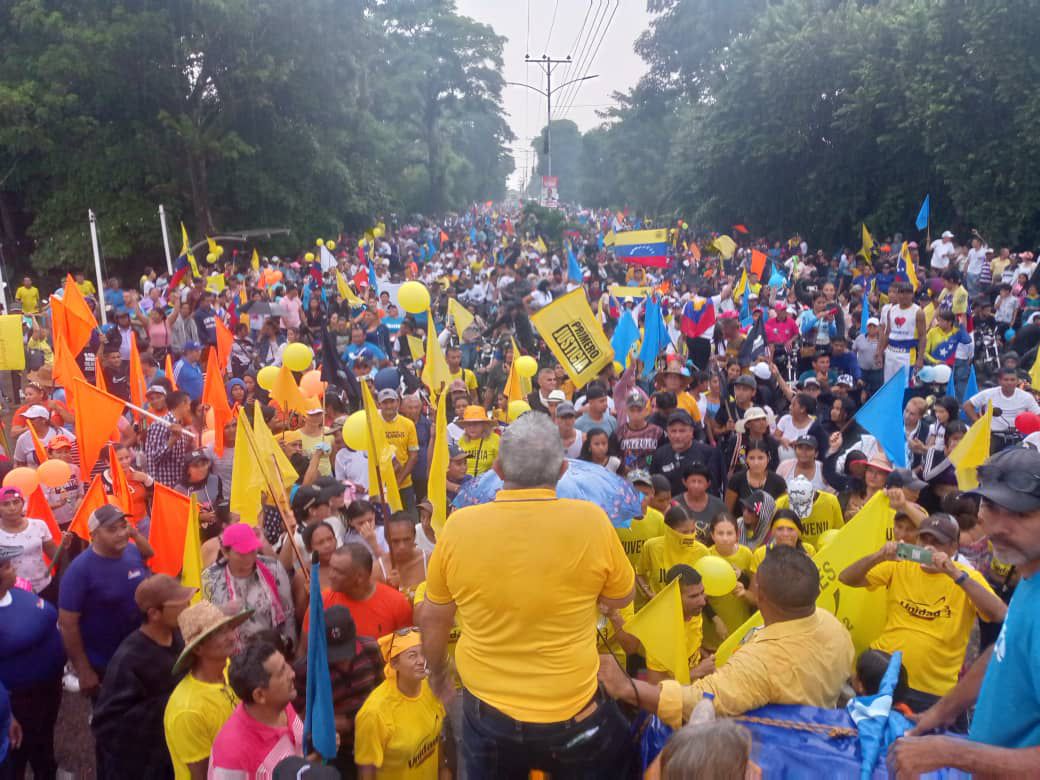 Entusiasmo marca cierre de campaña electoral por Edmundo González en Guasdualito