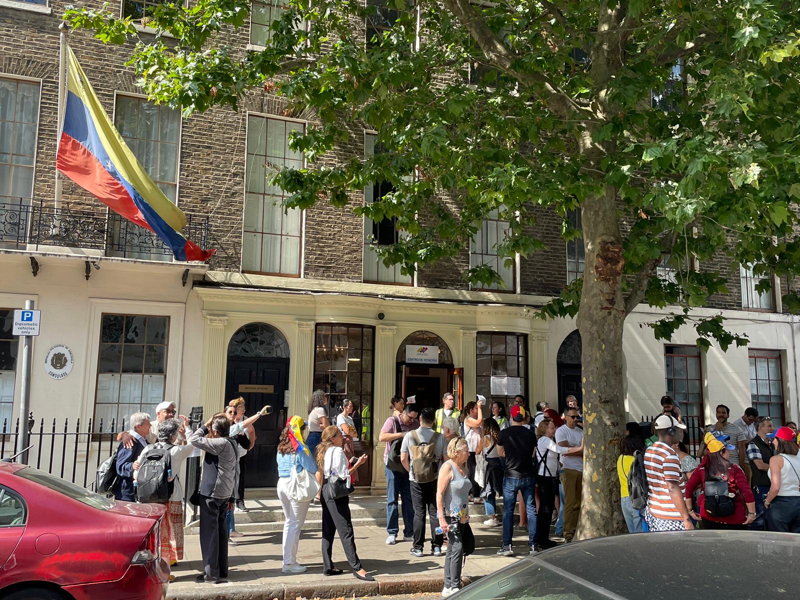 En Londres, los venezolanos también se fueron hasta el Consulado para ejercer su derecho al voto este #28Jul