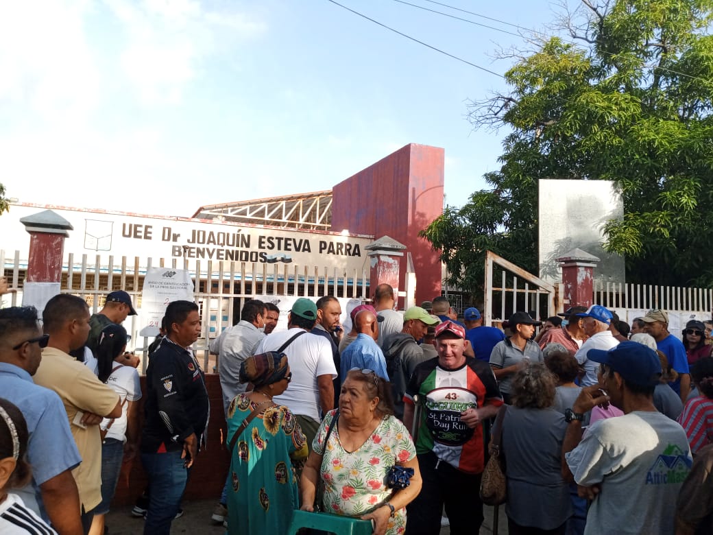 Reportan lentitud en el proceso de votación en varios centros electorales en Maracaibo