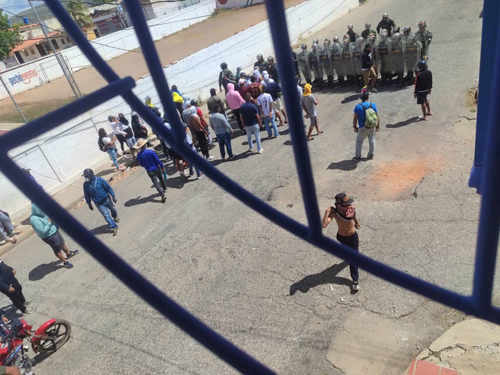 Cuerpos de seguridad se enfrentaron con manifestantes frente a la sede del Psuv en Carora