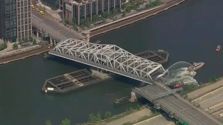 VIDEO: Ola de calor en Nueva York fue tan impactante que un histórico puente dejó de funcionar