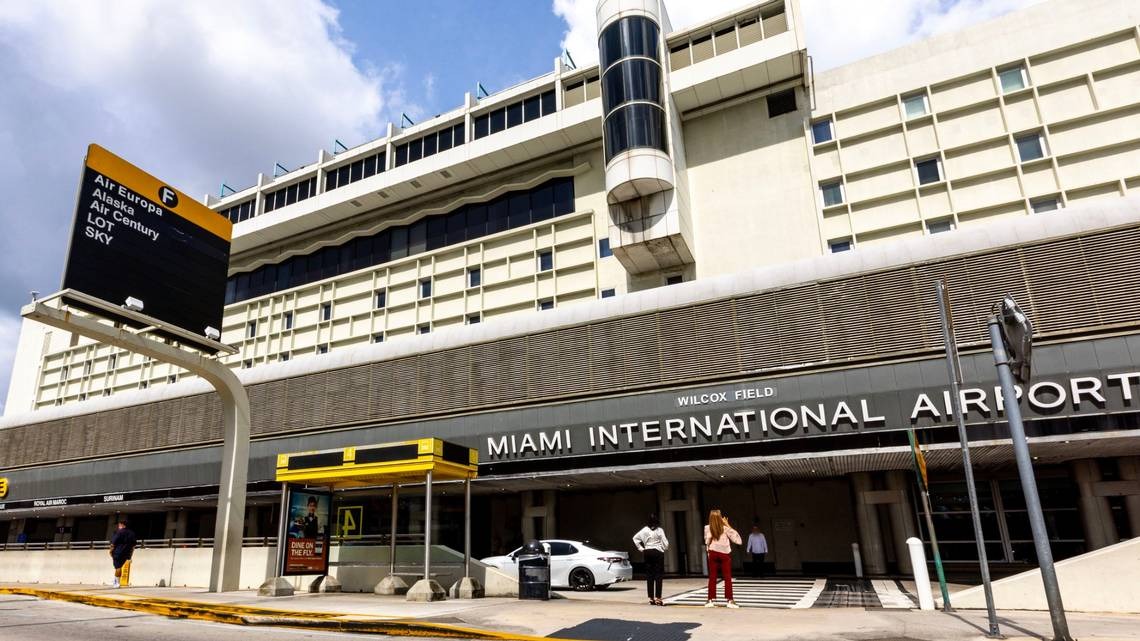 Hombre que apuñaló 18 veces a adolescente en aeropuerto de Miami fue acusado por intento de asesinato
