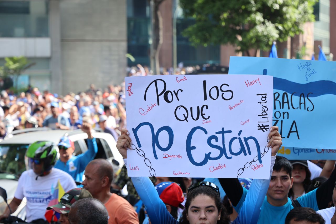 “Por los que no están”, emotivos mensajes en pancartas de asistentes a la gran marcha opositora (Fotos)