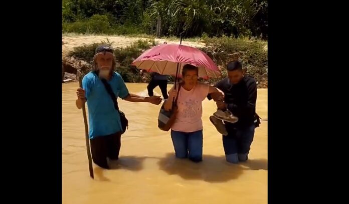 EN VIDEO: así cruza la gente el río “Nulita” tras colapso del puente