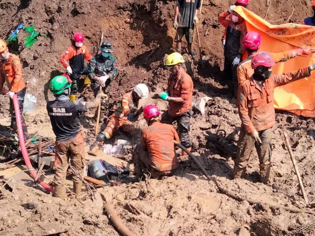 Al menos ocho muertos y 22 desaparecidos por una avalancha en la región central de Indonesia