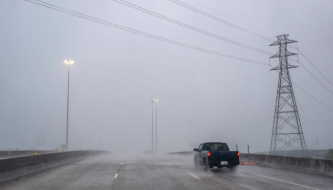 Suben a ocho los muertos por el huracán Beryl en EEUU y continúa el apagón en Texas